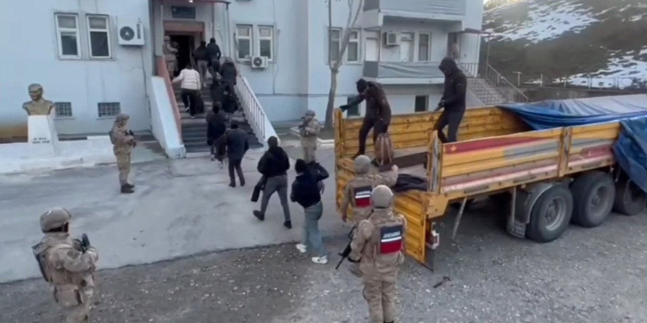 Tır’ın Dorsesinde 58 Kaçak Göçmen Yakalandı
