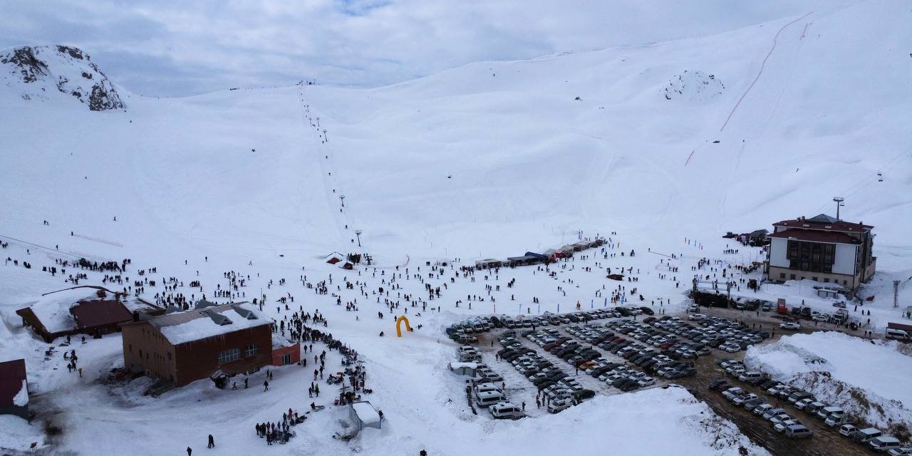Hakkari'de 2 Bin 800 Rakımda Kar Festivali