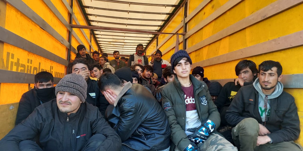 Diyarbakır'da Tır Dorsesinde 72 Kaçak Göçmen Yakalandı; Organizatör Gözaltına Alındı