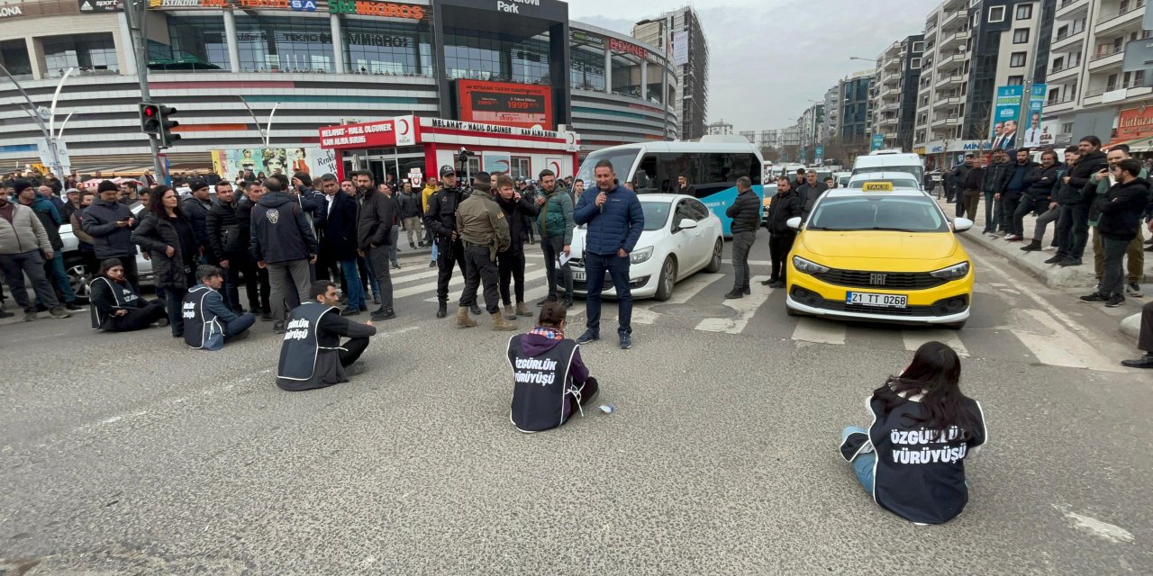Diyarbakır'da Dem Partili Vekiller, Yol Kapatıp, Eylem Yaptı