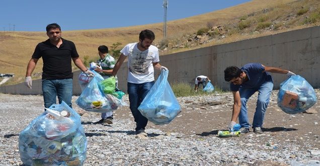 Gönüllü Gençlerden Sahil Temizliği