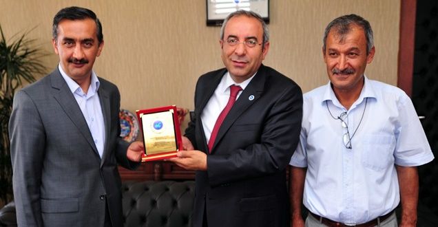 Rektör Battal'dan Sevimli'ye Plaket
