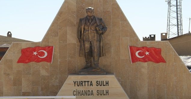 Başkale'ye Yeni Atatürk Anıtı Yapıldı