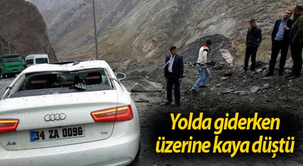 Seyir Halindeki Aracın Üzerine Kaya Düştü
