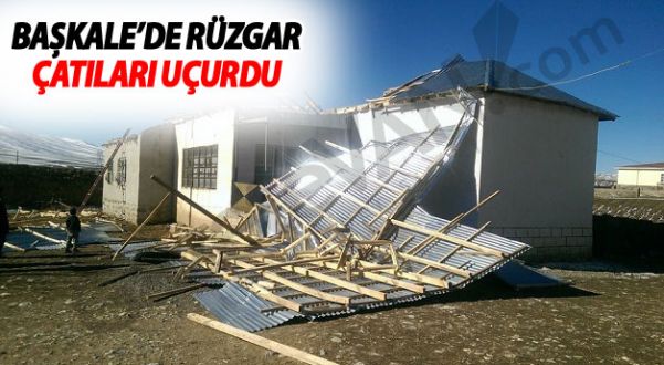 Van'ın Başkale İlçesi'nde Rüzgar Çatıları Uçurdu