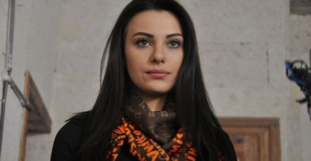 Tuvana Türkay çırılçıplak soyunup şelalede yıkandı