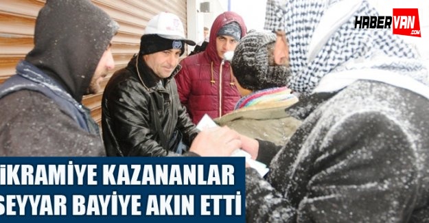 İkramiye Kazananlar Seyyar Bayiye Akın Etti
