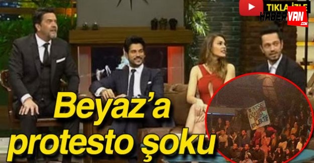 Beyaz Show'da 'Ayşe öğretmen yalnız değildir' protestosu