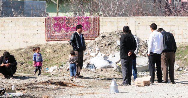 Erkekler Evde Eş ve Çocukları dilencilikte