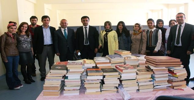 ÜNİVERSİTE ÖĞRENCİLERİNDEN EĞİTİME KİTAP DESTEĞİ - VAN HABERLERİ