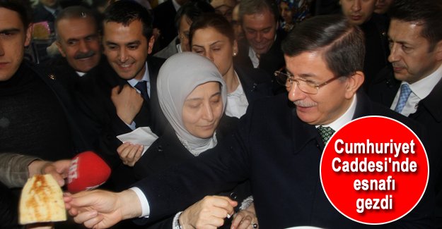 Başbakan Davutoğlu Cumhuriyet Caddesi'nde esnafı ziyaret etti
