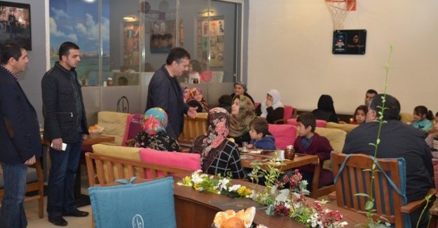 Van'da Yüksekova ve Cizre'den gelen ailelere Kahvaltı