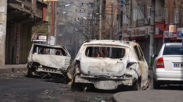 Bağlar'da onlarca araç yakıldı - Bağlar Son Dakika Haberleri