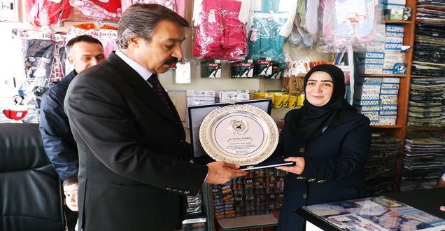 VAN’DA YILIN AHİ ADAYI VE ANNESİNE PLAKET - VAN HABERLERİ