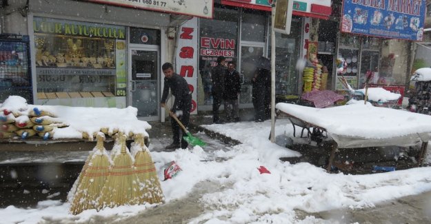 Van Başkale'de Kar Yağışı Hayatı Felç Etti