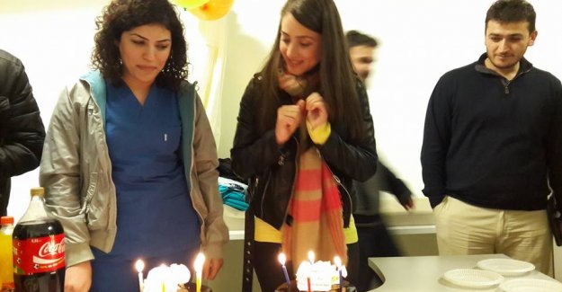 Van'da Sınır da Görev yapan doktorlara yaş pastası süprizi - Van Haber