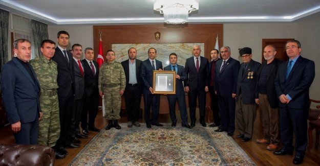 Van Valisi Taşyapan'dan Gazi Sarıcan'da madalya- Van Haber