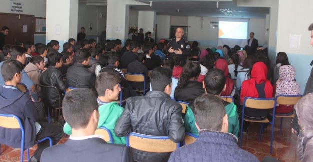 Van'da Polisten Gençlik ve güvenli gelecek semineri