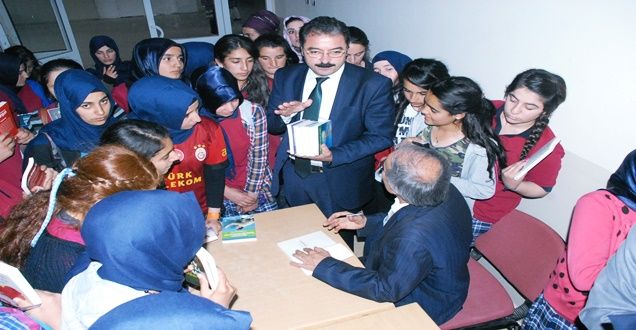 YAZAR KAVAKLI ÖĞRENCİLERLE BİR ARAYA GELDİ - VAN HABERLERİ