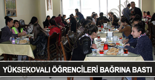 Vanlı Müdür Yüksekovalı Öğrencileri Bağırına Bastı