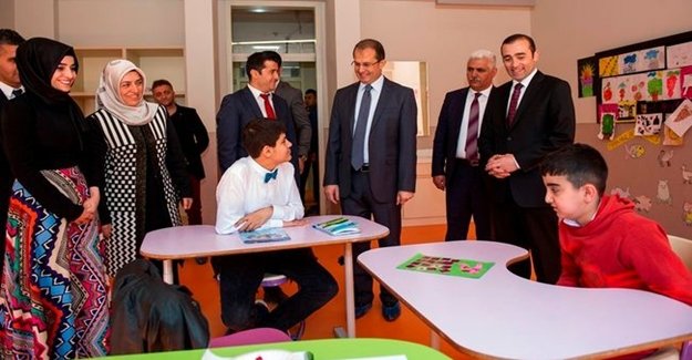 Van Valisi İbrahim Taşyapan Otizm farkındalık etkinliğine katıldı