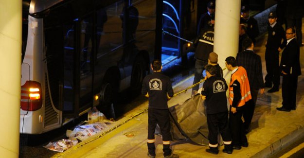 Korkup kaçan adam metrobüsün altında kaldı