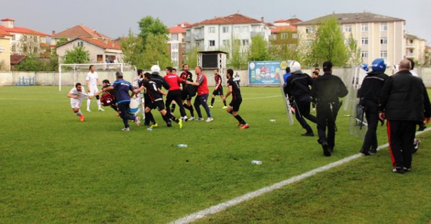 Bölgesel Amatör Lig'de maç bitti saha karıştı