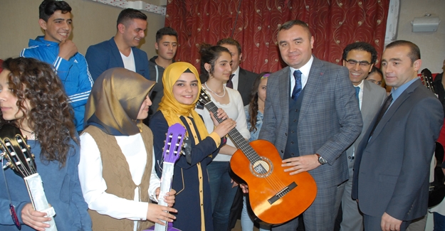 Öğrencilere bağlama ve gitar hediye edildi