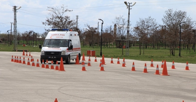 Van’da ATT ve Ambulans Şoförlerine İleri Sürüş Eğitimi