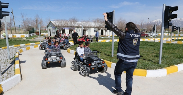 Van Büyükşehir öğrencilere trafik eğitimi verdi - Van Haber