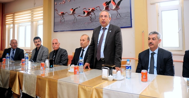YYÜ Rektörü Battal TÜBİTAK yarışmasında dereceye giren öğrencilerle bir araya geldi