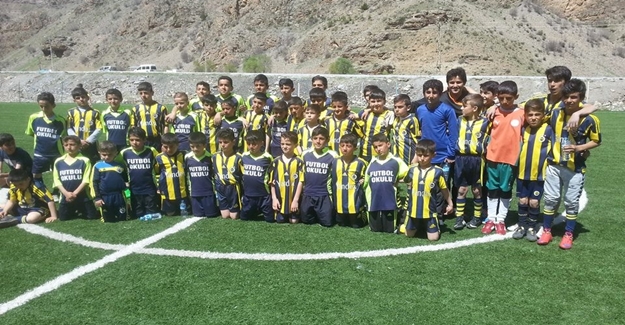 Van Fenerbahçe futbol okulu Çatak'ta özel maç yaptı - Van Haber