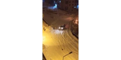 Buz Pistine Dönen Yolda Kayan Kamyonetin Altında Kalmaktan Son Anda Kurtuldu; Olay Anı Kamerada