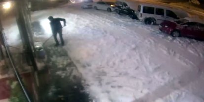 Çatıdan Düşen Kar Kütlesinin Altında Kalmaktan Son Anda Kurtuldu