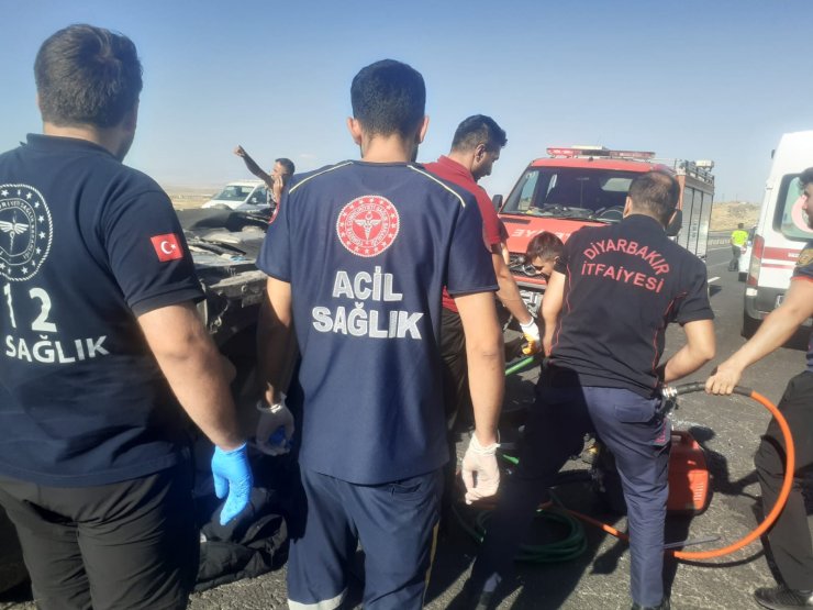 Diyarbakır’da Lastiği Patlayan Otomobil Takla Attı: 3 Ölü