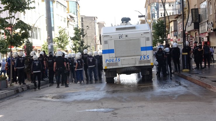 Yüksekova'da İzinsiz Yürüyüşe Polis Müdahalesi