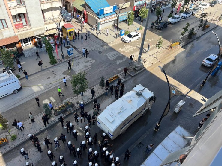 Yüksekova'da İzinsiz Yürüyüşe Polis Müdahalesi