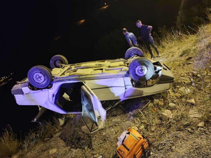 Bitlis'te Otomobil Şarampole Devrildi: 3 Yaralı