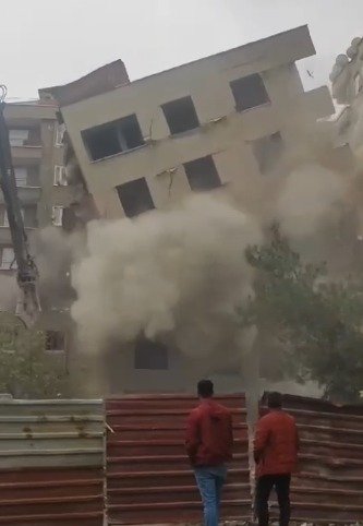 Diyarbakır’da Ağır Hasarlı Bina, Kontrollü Yıkım Sırasında Çöktü