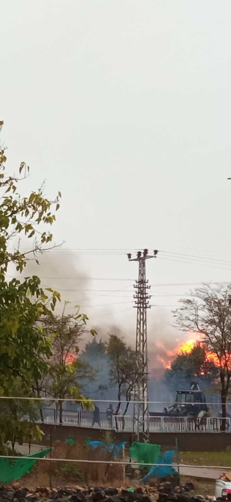 Okul Çatısında Yangın; 300 Öğrenci Tahliye Edildi