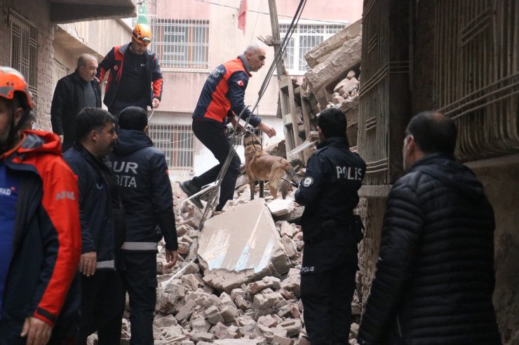 Diyarbakır’da 5 Katlı Ağır Hasarlı Bina Çöktü; Arama Kurtarma Çalışması Başlatıldı