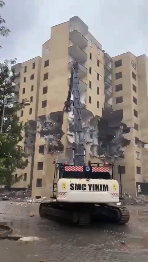 Diyarbakır'da 9 Katlı Bina Yıkılırken Çöktü