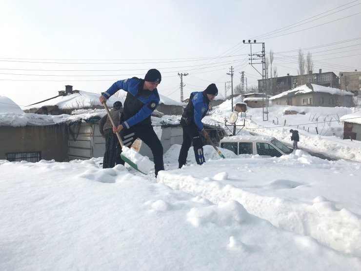 Toprak Evinin Damını Kardan Temizlemeye Çalışan Kadına Polis Memurları Yardım Etti