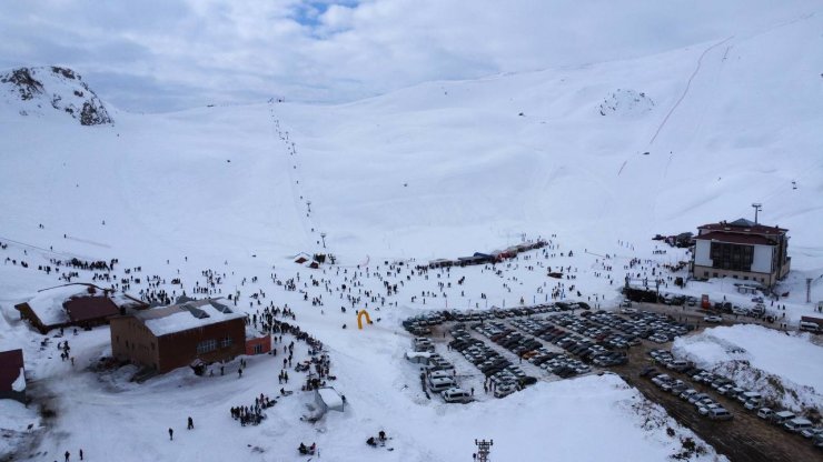 Hakkari'de 2 Bin 800 Rakımda Kar Festivali